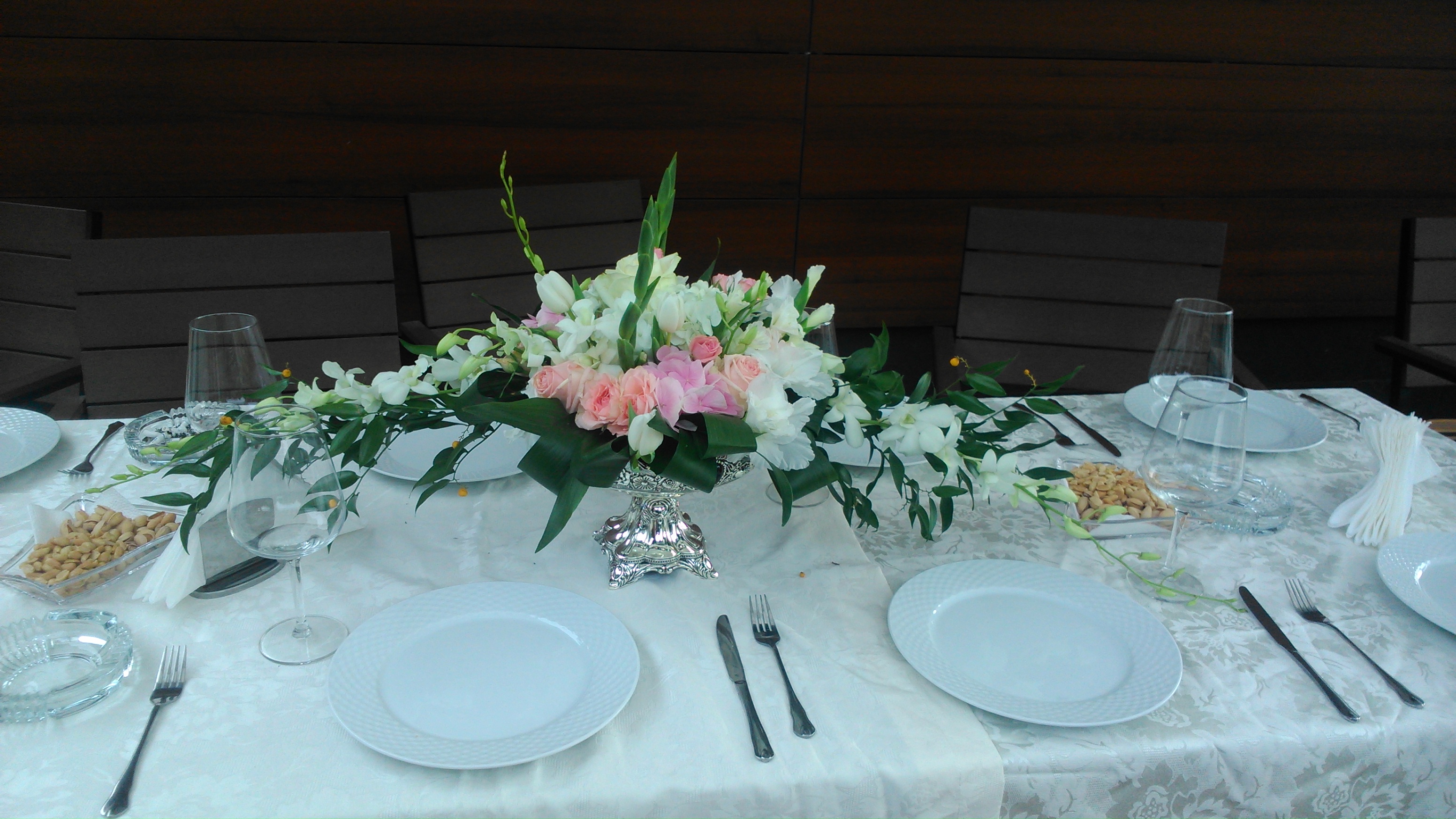 AM 08-150,00 Ron-Aranjament de masa cu trandafiri,orhidee, hortensie, lalele