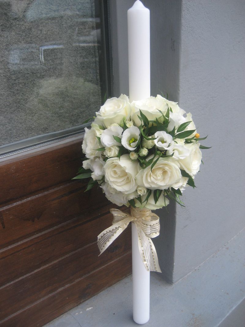 LB 04-240,00 RON-Lumanare botez cu trandafiri mirosa si lisianthus