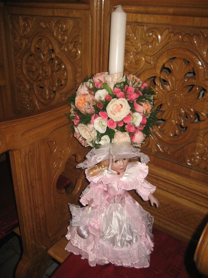 LB 06-280,00 RON-Lumanare botez cu trandafiriminirosa si lisianthus