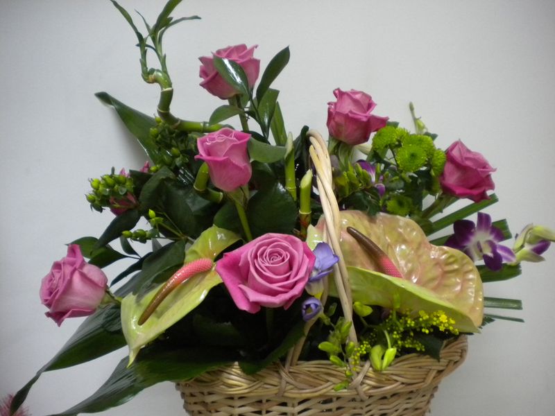 CF 05-220,00 Ron-Cos cu trandafiri, frezii, anthurium, bambus, hypericum si orhidee