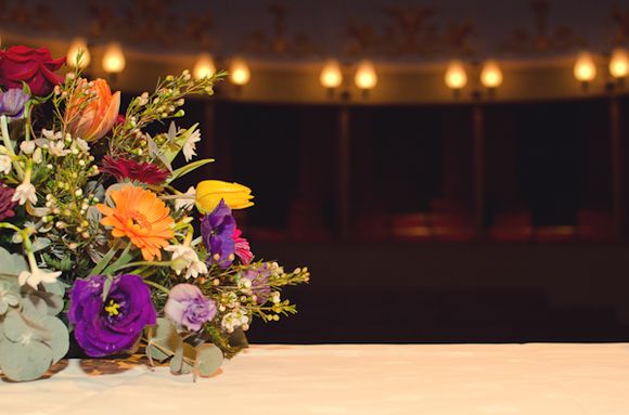 AE 01-120,00 Ron-Aranjament floral cu lalele. Lisianthus si vax flower