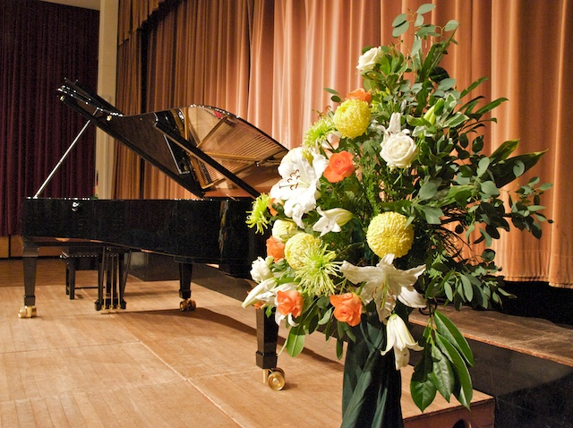 AE 03-350,00 Ron-Aranjament floral cu trandafiri, crini si crizanteme