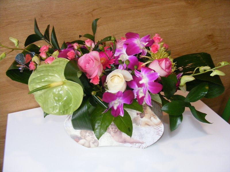AN 38-110,00 Ron-Aranjament natural in poseta cu trandafiri, orhidee, minigerbera si anthurium